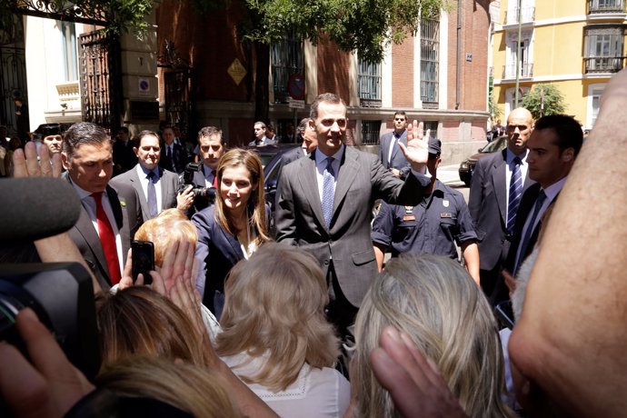 Felipe y Letizia saludando en la calle