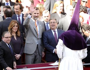 El Rey Felipe VI aprovechó una de sus visitas oficiales a Sevilla para disfrutar como un cofrade más de la Semana Santa de la capital hispalense