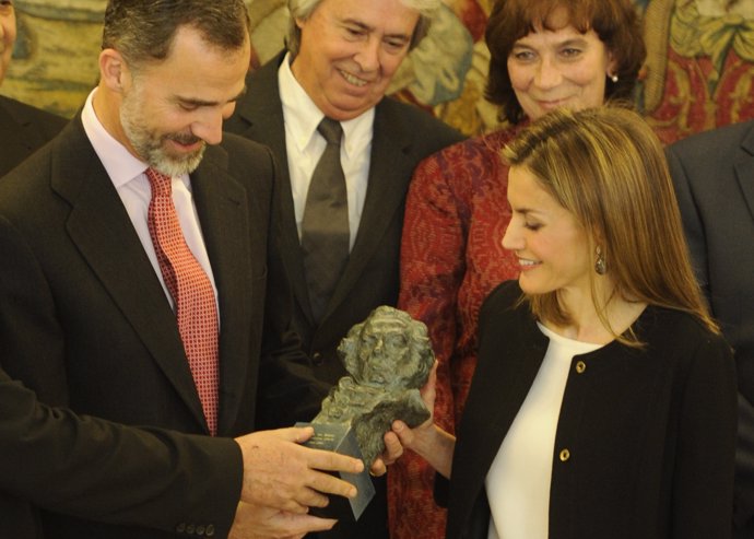 Felipe VI y Letizia con el Goya de Honor