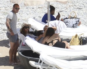 Sneijder y su mujer, Yolanthe Cabau, 'practican su paternidad' con dos cachorros