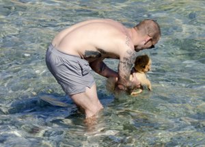 Sneijder y su mujer, Yolanthe Cabau, 'practican su paternidad' con dos cachorros