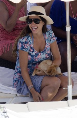 Sneijder y su mujer, Yolanthe Cabau, 'practican su paternidad' con dos cachorros