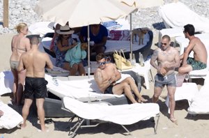 Sneijder y su mujer, Yolanthe Cabau, 'practican su paternidad' con dos cachorros