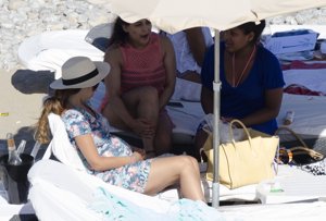 Sneijder y su mujer, Yolanthe Cabau, 'practican su paternidad' con dos cachorros