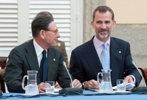 La Reina Letizia apuesta por su falda de estampado de serpiente 'low cost'