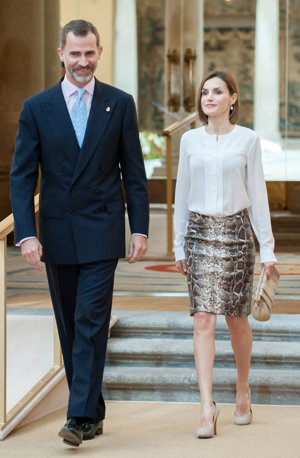 La Reina Letizia apuesta por su falda de estampado de serpiente 'low cost'