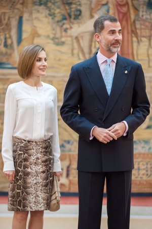 La Reina Letizia apuesta por su falda de estampado de serpiente 'low cost'
