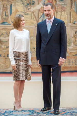 La Reina Letizia apuesta por su falda de estampado de serpiente 'low cost'