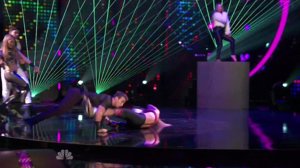 Nicole Scherzinger sufre un aparatoso accidente en pleno directo