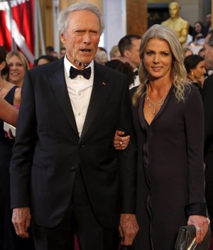 Clint Eastwood con nueva novia. Christina Sandera, 33 años menor que él