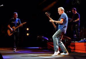 'Hombres G' hace vibrar Las Ventas con un concierto en Madrid por su 30 aniversario