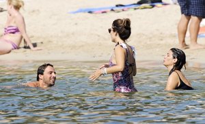 Elena Tablada, espectacular en su primer baño del verano sin su hija Ella