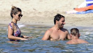 Elena Tablada, espectacular en su primer baño del verano sin su hija Ella