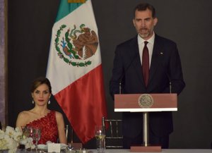 El Rey Felipe y la Reina Letizia junto al presidente de México, Enrique Peña Nieto y su esposa, Angélica Rivera durante la Cena de Gala