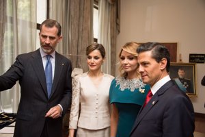 El presidente y nuestro Rey y sus esposas de lo más unidos