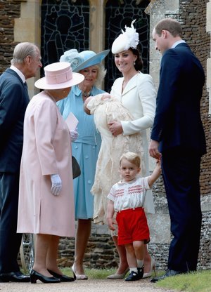 El príncipe George  iba vestido con un modelo de Rachel Riley, réplica del que llevó su padre el 16 de septiembre de 1984 cuando fue a conocer a su hermano Harry