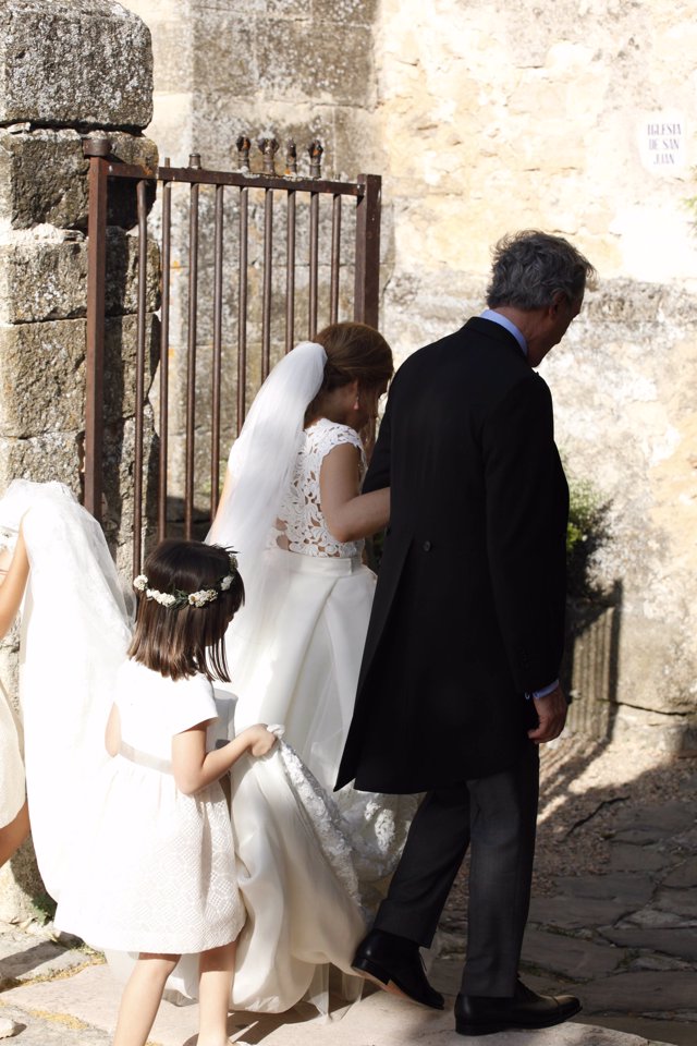 Detalle del velo de María Torretta el día de su boda a la entrada de la iglesia