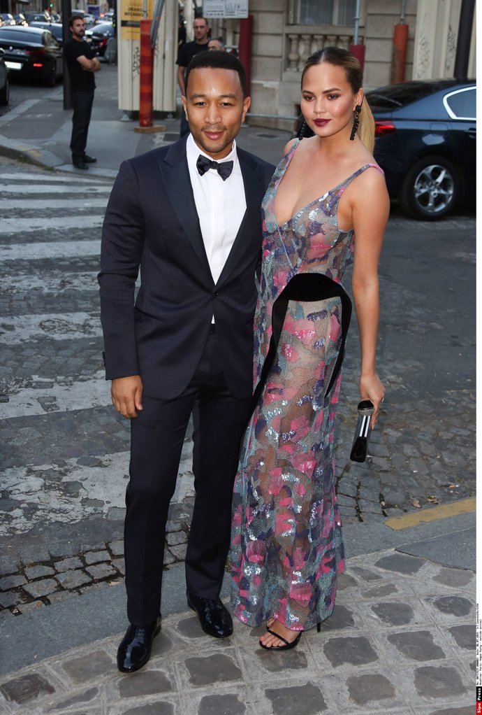 Chrissy Teigen y John Legend en Paris Fashion Week
