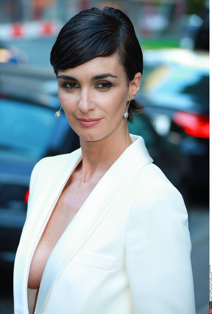 El escote de Paz Vega luce en la Semana de la Moda de París