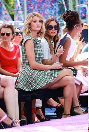 Rosie Huntington-Whiteley y Riley Keough en la Paris Fashion Week