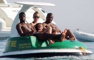 El futbolista Patrice Evra, un tierno papá de vacaiones en Ibiza