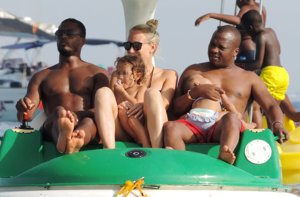 El futbolista Patrice Evra, un tierno papá de vacaiones en Ibiza