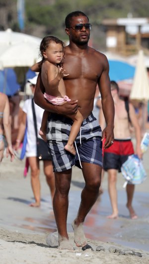 El futbolista Patrice Evra, un tierno papá de vacaiones en Ibiza