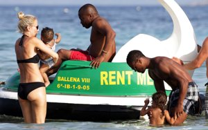 El futbolista Patrice Evra, un tierno papá de vacaiones en Ibiza
