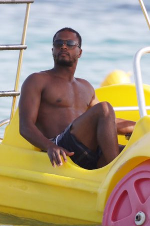 El futbolista Patrice Evra, un tierno papá de vacaiones en Ibiza