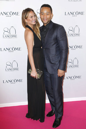 John Legend con su pareja Chrissy Teigen en la fiesta de Lancôme