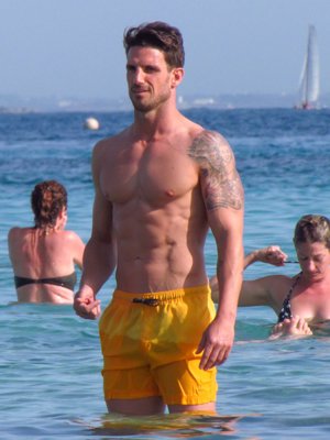 Aitor Ocio presume de cuerpazo junto a su novia 'Covi' en Ibiza