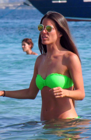 Aitor Ocio presume de cuerpazo junto a su novia 'Covi' en Ibiza