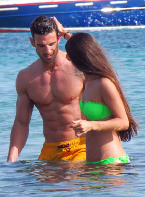 Aitor Ocio presume de cuerpazo junto a su novia 'Covi' en Ibiza