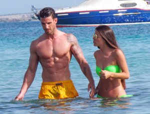 Aitor Ocio presume de cuerpazo junto a su novia 'Covi' en Ibiza