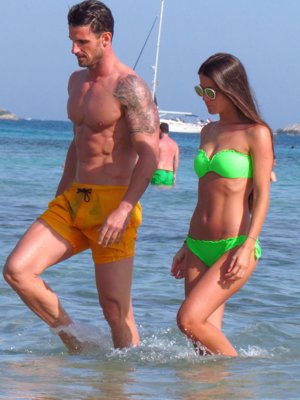 Aitor Ocio presume de cuerpazo junto a su novia 'Covi' en Ibiza
