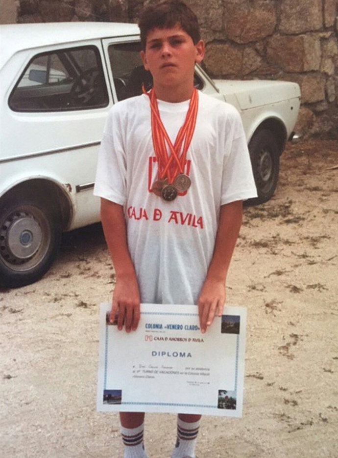 Iker Casillas de pequeño luce medallas y diploma