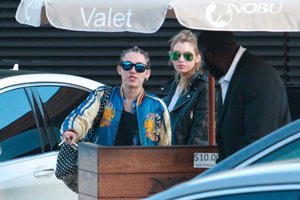 Miley Cyrus y Stella Maxwell pasean su amor por Malibú