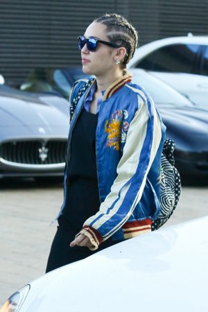 Miley Cyrus y Stella Maxwell pasean su amor por Malibú