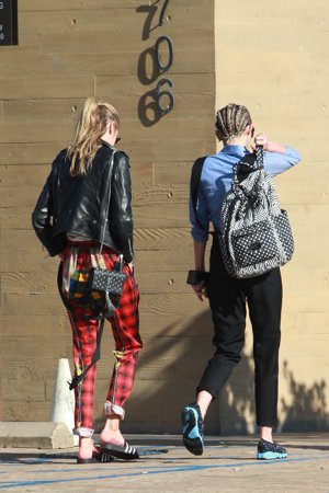 Miley Cyrus y Stella Maxwell pasean su amor por Malibú