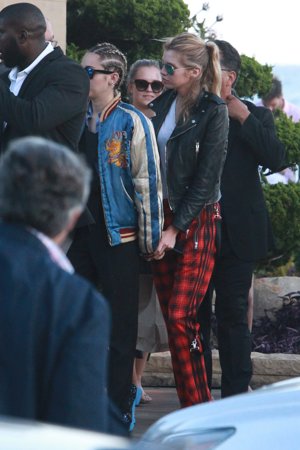 Miley Cyrus y Stella Maxwell pasean su amor por Malibú