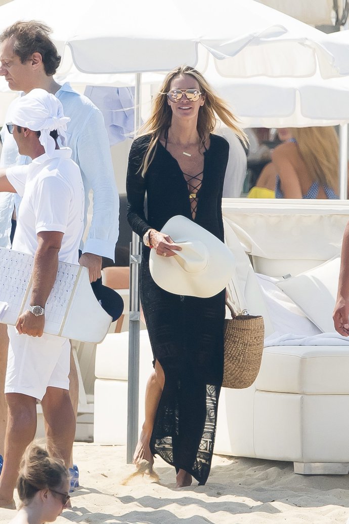 Elle Macpherson elegante de negro
