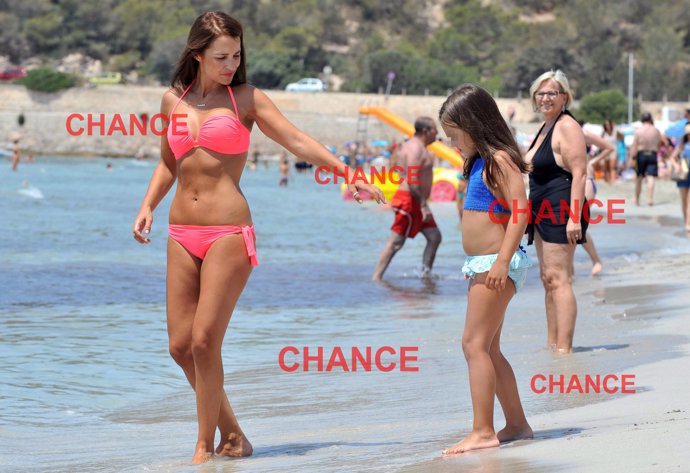 Paula Echevarría en la playa con Daniella