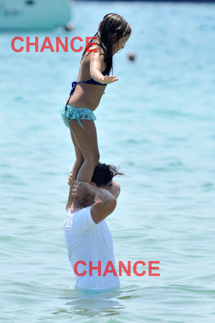 David Bustamante jugando con Daniella