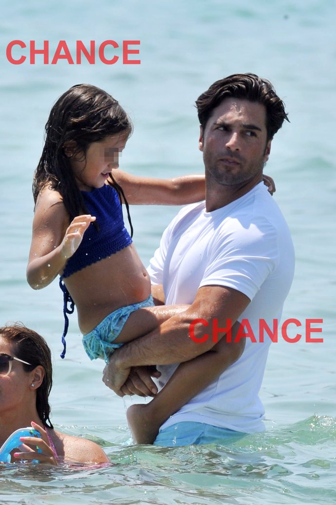 David Bustamante con Daniella en el mar