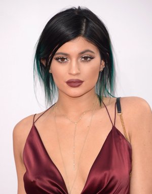 Kylie Jenner con el pelo azul