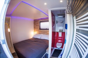 El interior de una de las habitaciones de este camión