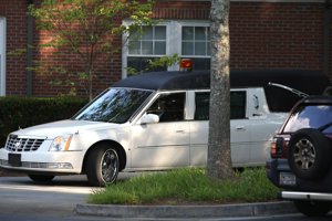 Coche fúnebre en el hospital donde está ingresada Bobbi Kristina Brown