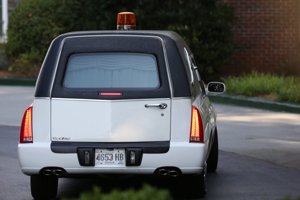 Coche fúnebre en el hospital donde está ingresada Bobbi Kristina Brown