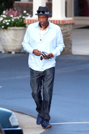 Tommy Brown en el hospital donde se encuentra ingresada Bobbi Kristina Brown