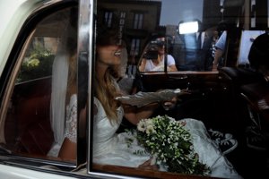 El primer vestido estaba realizado en brocado de seda natural, de escote cuadrado y acabado en mangas y espalda en chantilly francés; falda de volumen moderado con una espectacular cola de 2 ,5 metros, asimismo ha lucido un velo liso de tul de seda.